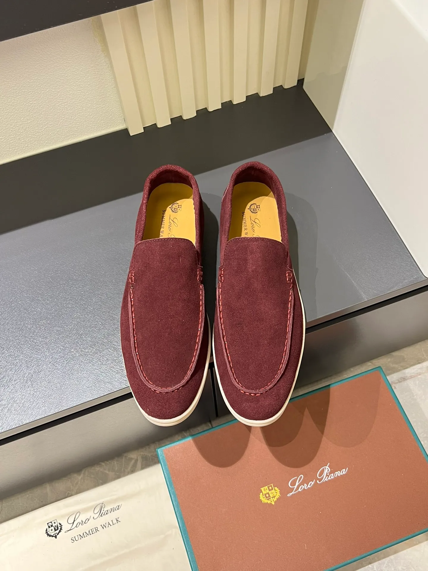 Men's shoes 💰p360 "Loro men's shoes 💰pian'*" Classic L men's shoes for couples 💰p Top version British flat loafers, a must-have item in old money style, the minimalist design is eye-catching and durable, a plus point for dressing The soft foot feel and texture are outstanding. They don’t scratch your feet and are very nice. They are matched with soft and waxy soles. They can be worn daily for a long time without getting tired. They are easy to wear, versatile and classic items, with perfect foot feel and texture! Imported cashmere fabric, the lining is made of imported A-grade water-dyed cow lining, the top version of the genuine leather midsole is sewn with pure handmade mark thread! Size: Female 35-40 (34. Customized) Male 38-44 (45.46. Customized)